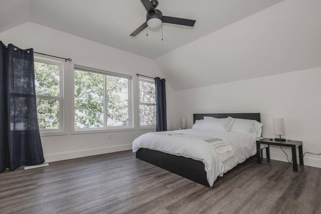 Shoreside 4b/4b walkout retreat with perfect sand view 5