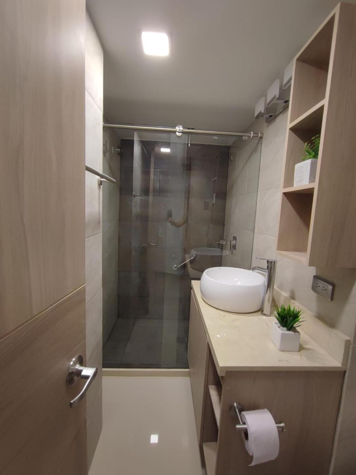 APARTAMENTO MODERNO EL LAGUITO JUNTO AL MAR 705