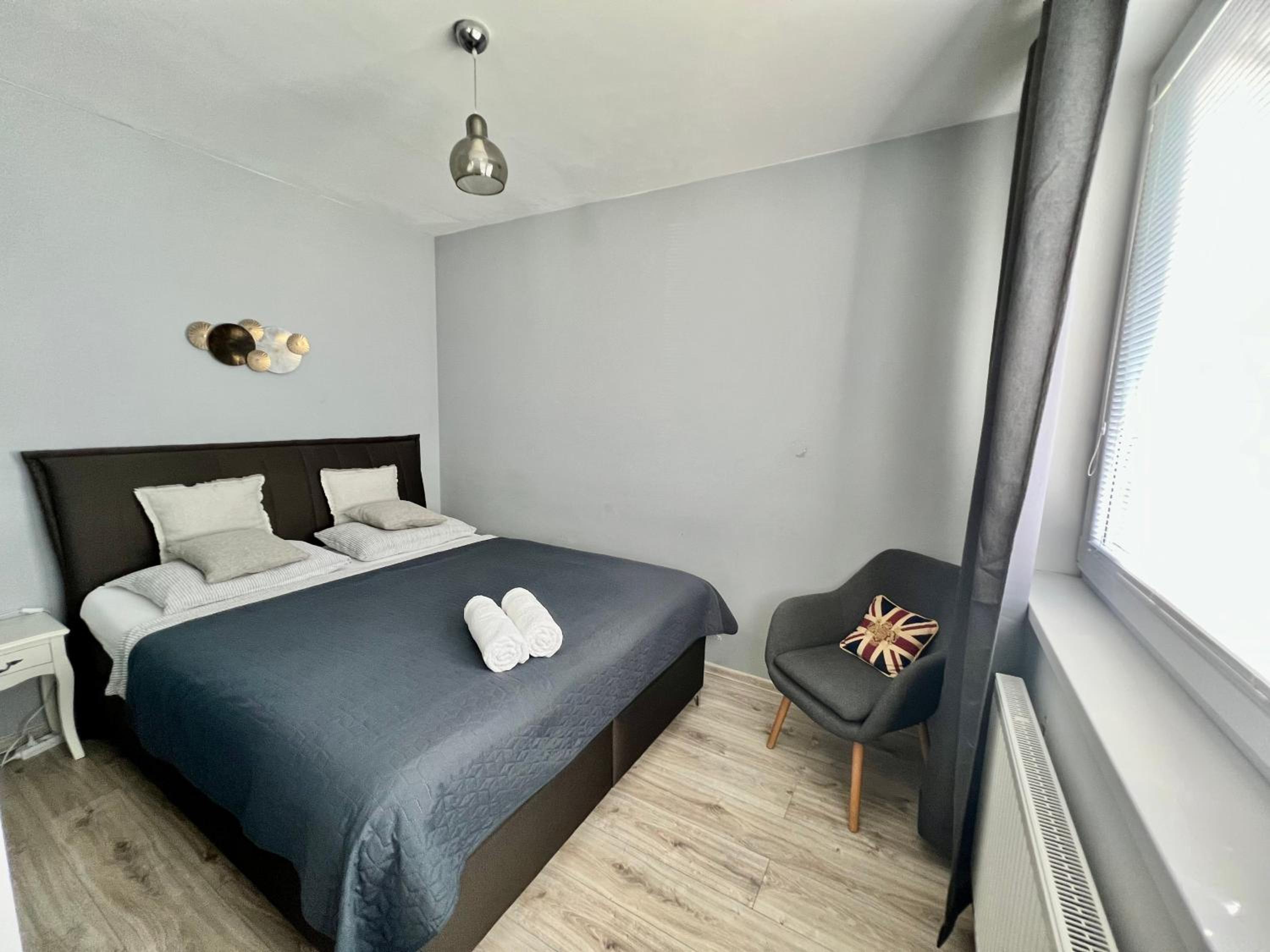 BL - The Apartment Lenka, 24hr Self Check-in, Free Private Parking, Balcony with Mountain View, 5 minute walk to City Center view 5