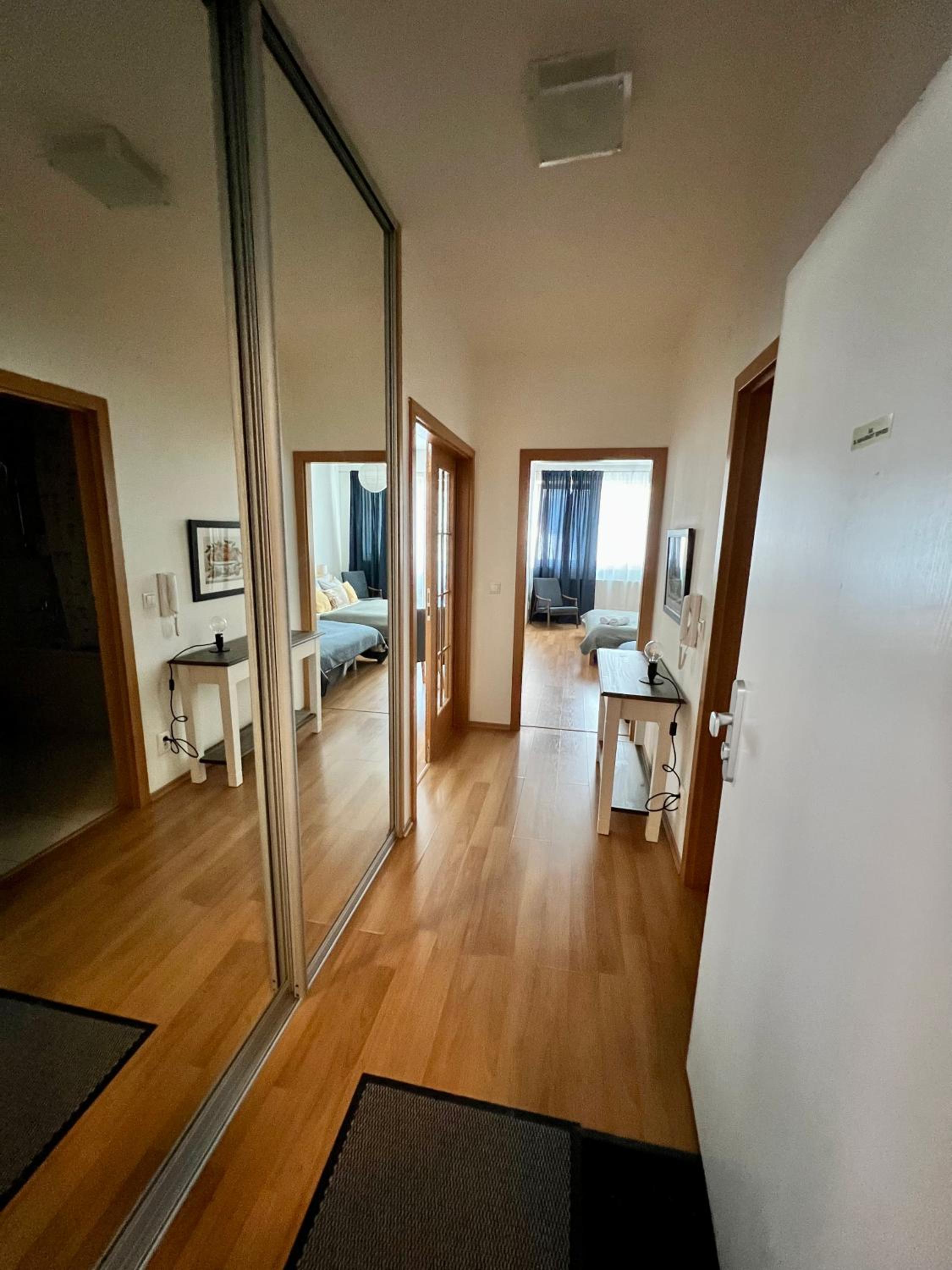BL City View Apartment, 24hr Self Check-in, Free Private Parking, Panoramic View from Balcony, 5-minute walk to City Centre view 2
