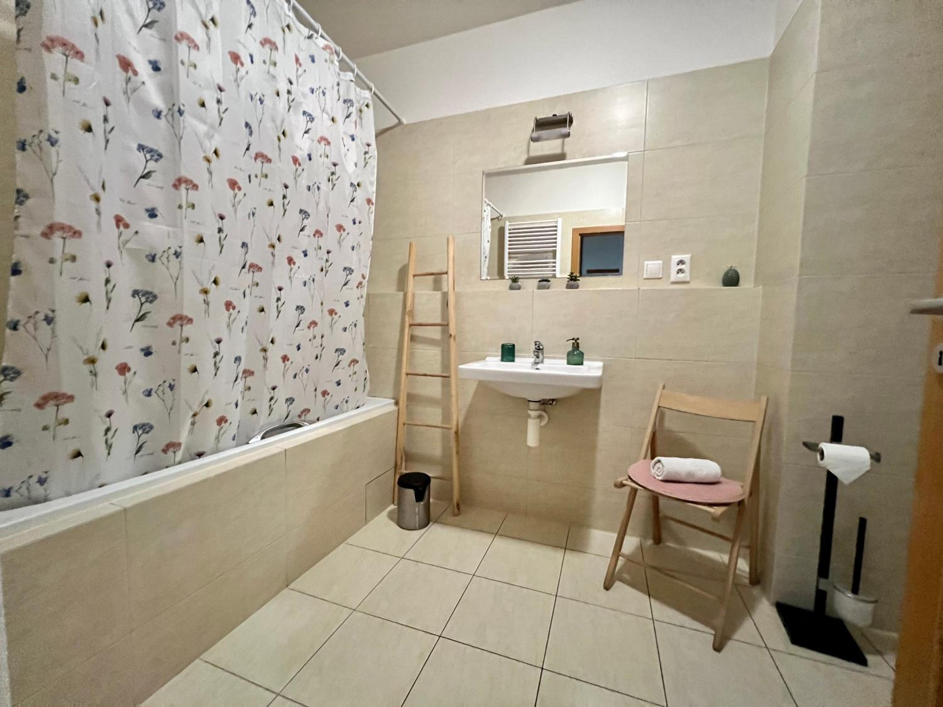 BL City View Apartment, 24hr Self Check-in, Free Private Parking, Panoramic View from Balcony, 5-minute walk to City Centre view 4
