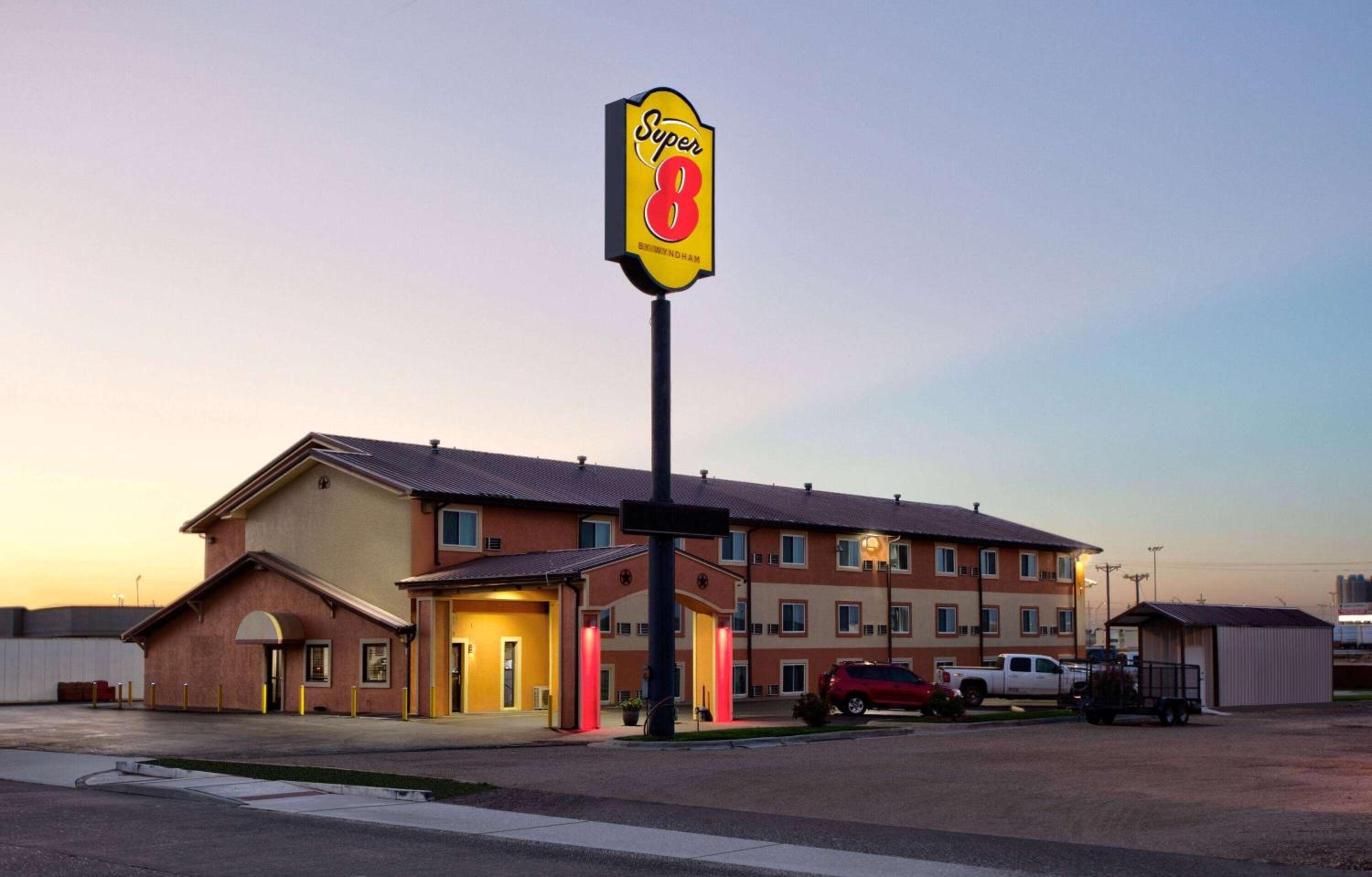 Hotel Super 8 by Wyndham Amarillo - Image 1