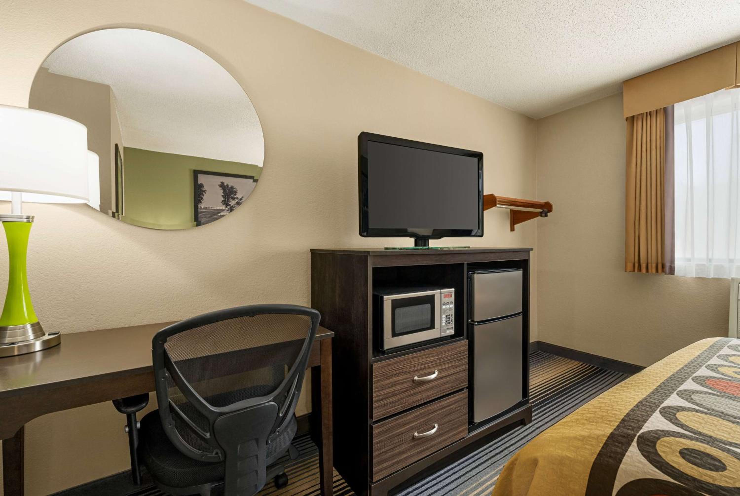Super 8 by Wyndham Maysville KY view 4