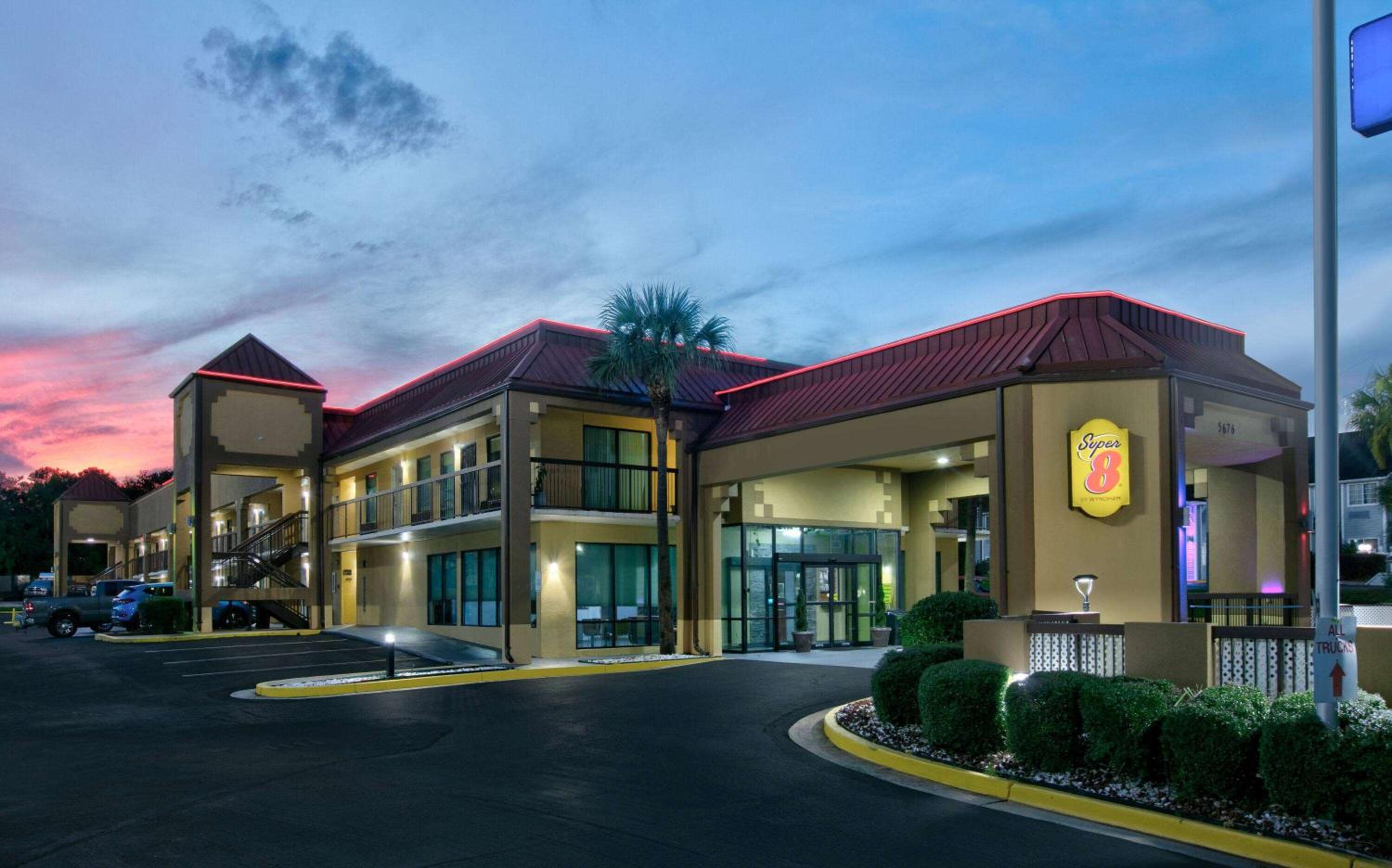Super 8 by Wyndham Mobile/Tillmans Corner view 2