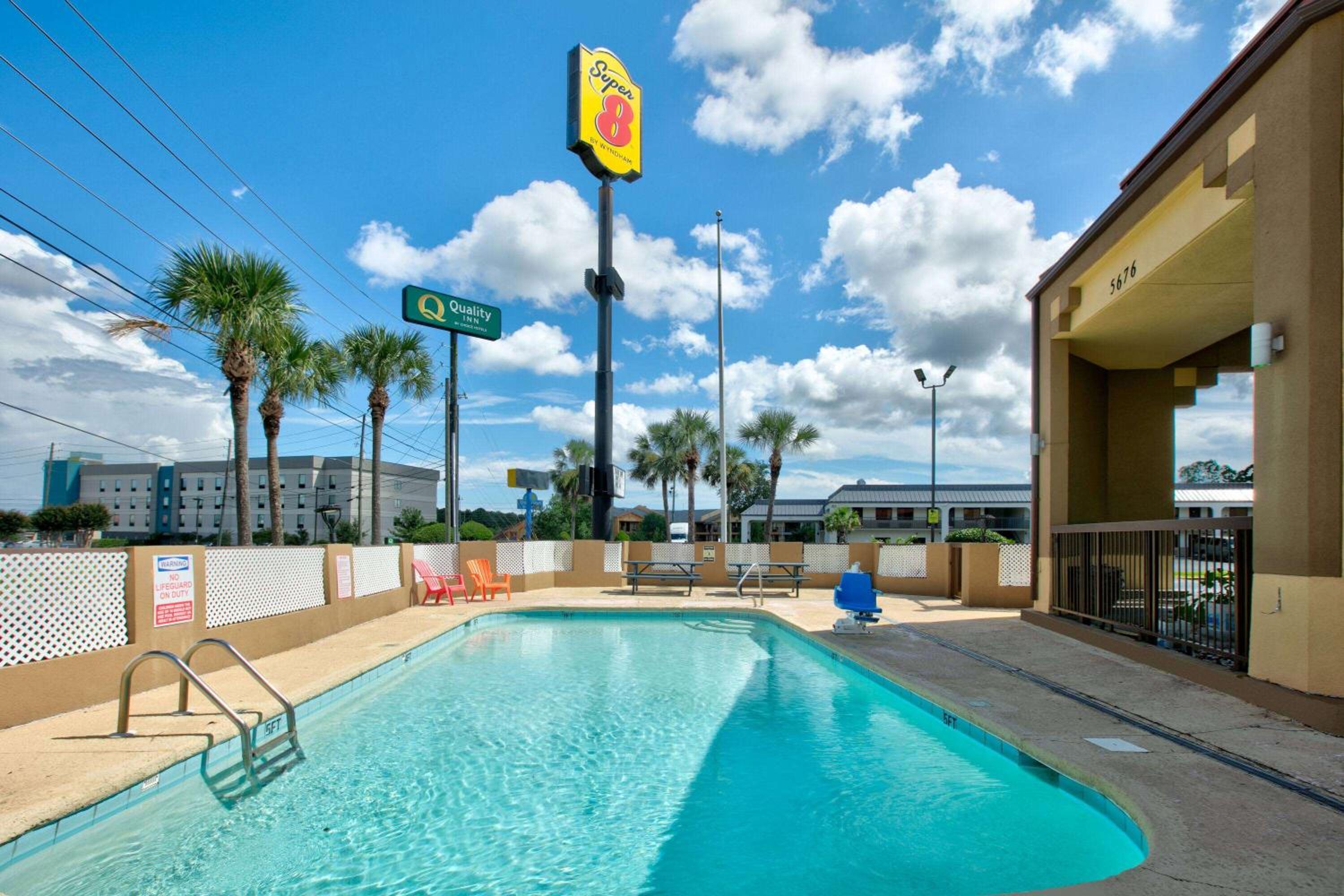Super 8 by Wyndham Mobile/Tillmans Corner view 4