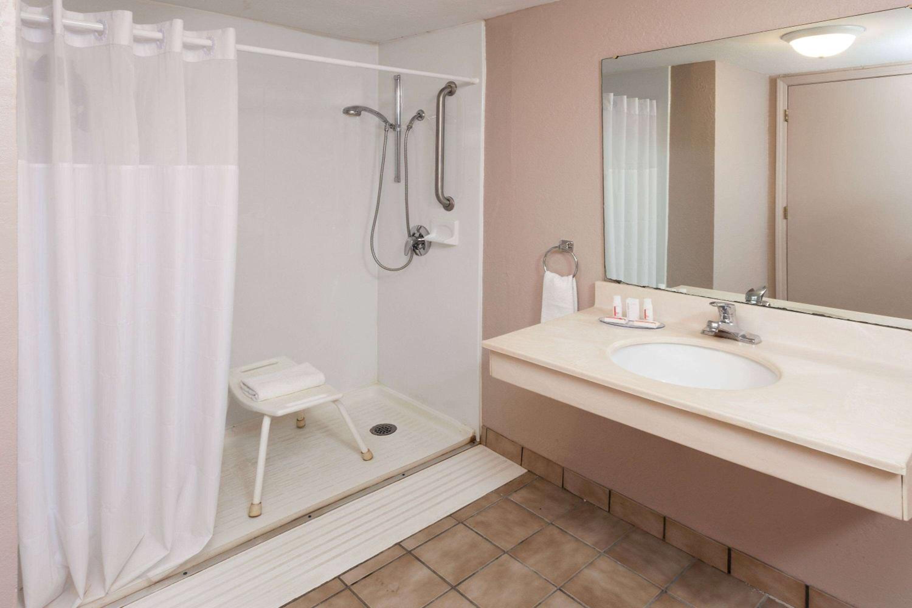 Kokomo Vacations - Days Inn  Suites by Wyndham Kokomo - Property Image 12