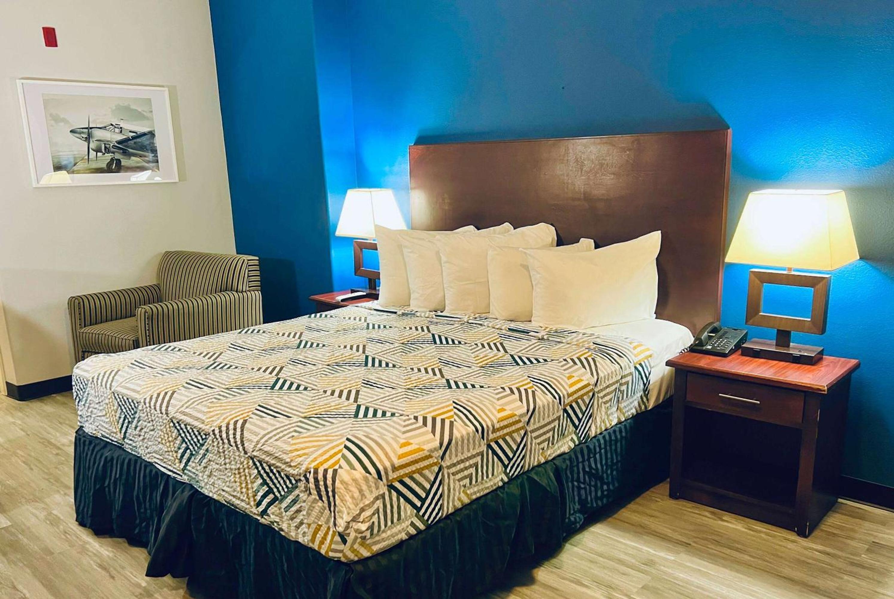Ridgecrest Vacations - Baymont by Wyndham Ridgecrest - Property Image 3