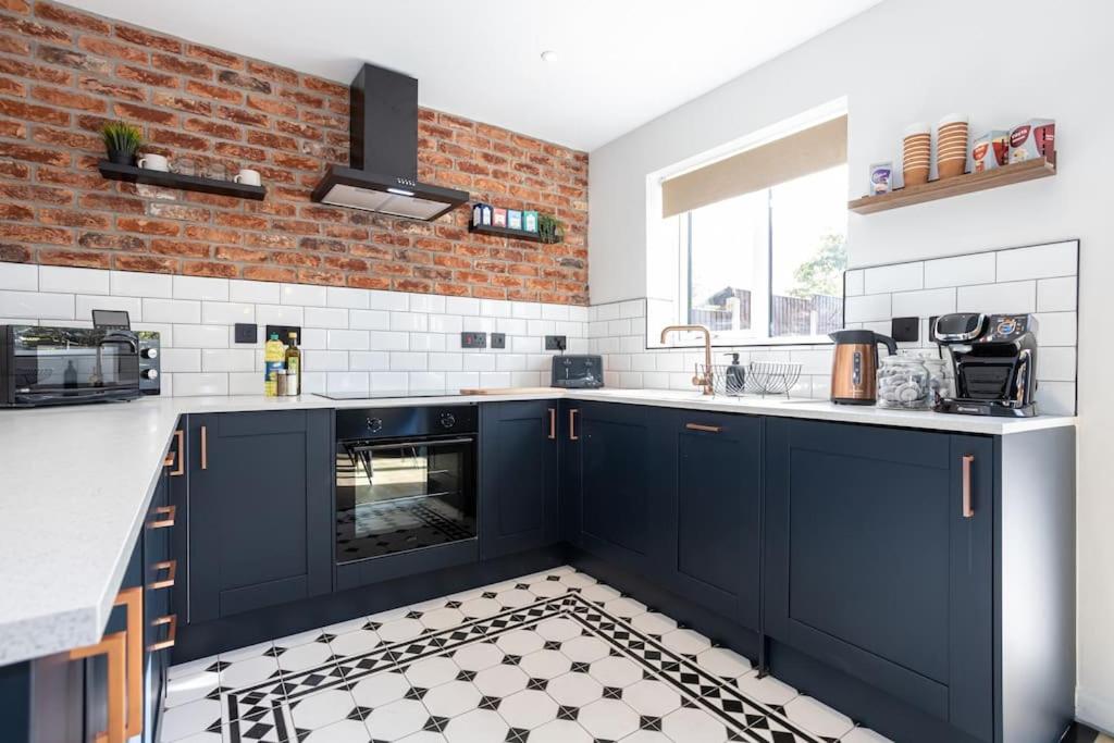 Railway House - Central Warrington - Sleeps 6, photo 6
