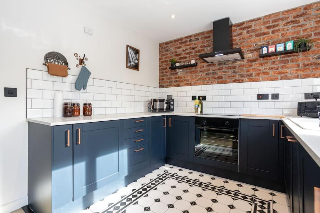 Railway House - Central Warrington - Sleeps 6, photo 10