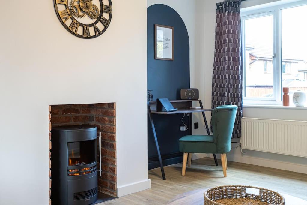 Railway House - Central Warrington - Sleeps 6, photo 26
