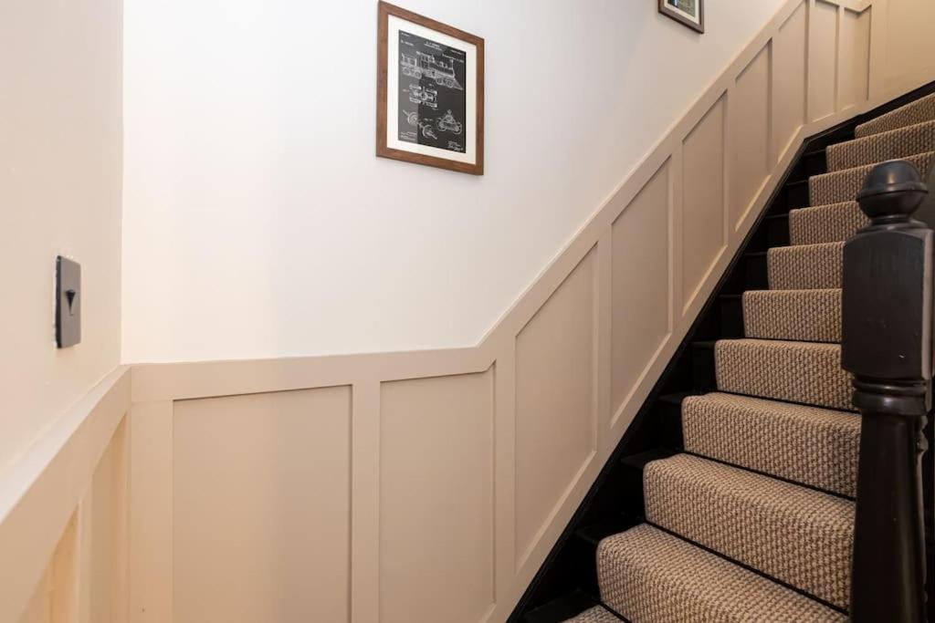 Railway House - Central Warrington - Sleeps 6, photo 13