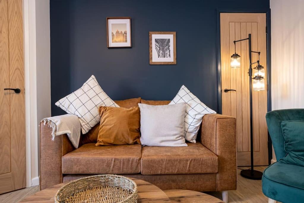 Railway House - Central Warrington - Sleeps 6, photo 2