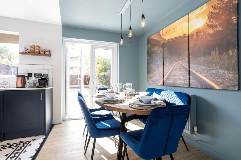 Railway House - Central Warrington - Sleeps 6