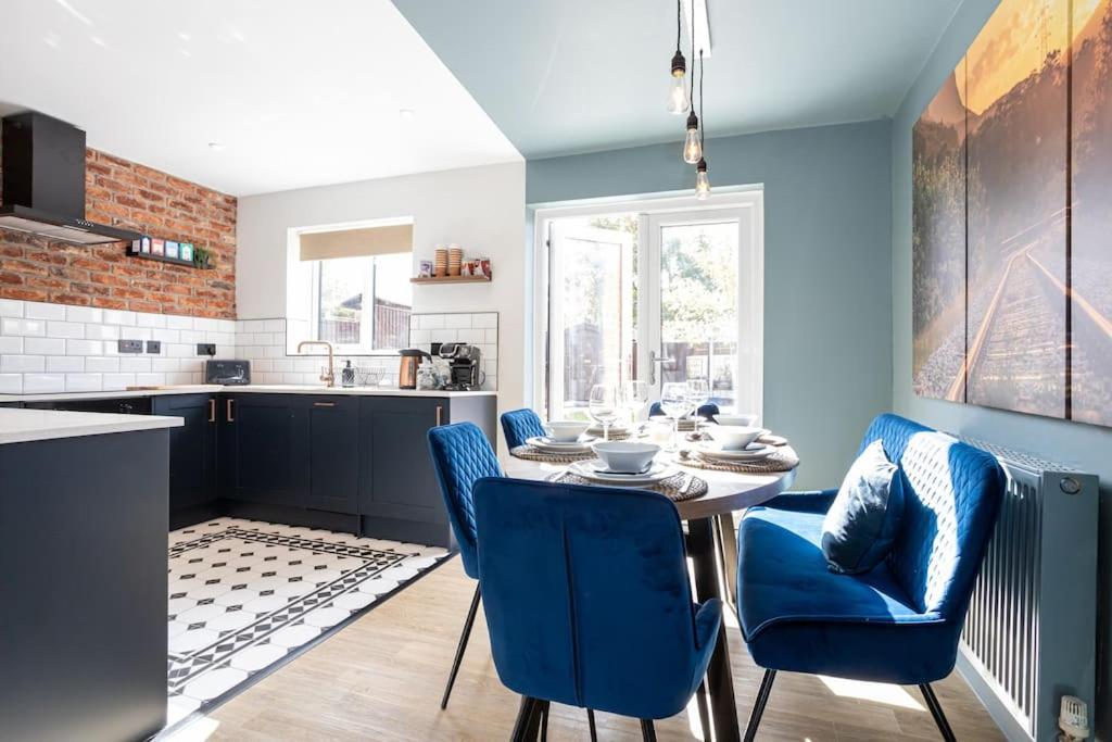 Railway House - Central Warrington - Sleeps 6, photo 25