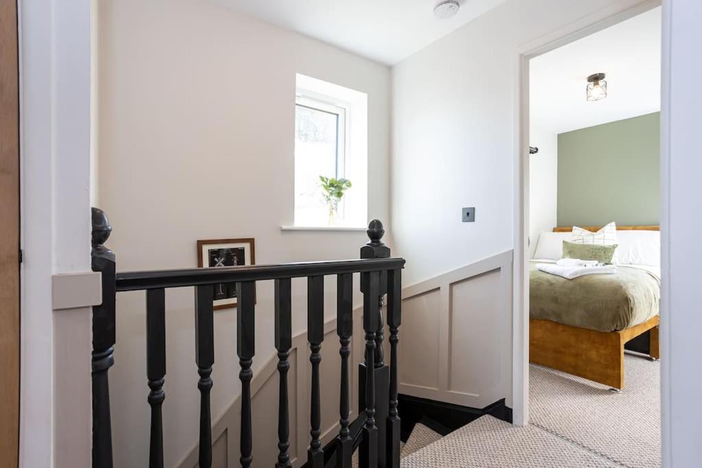 Railway House - Central Warrington - Sleeps 6, photo 5