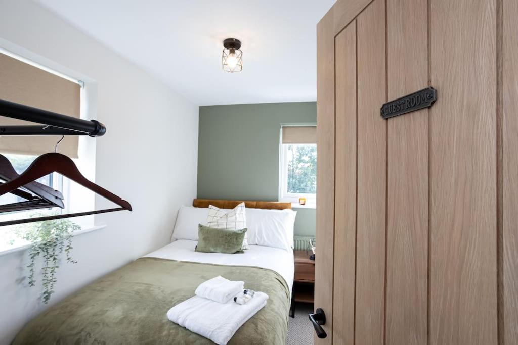 Railway House - Central Warrington - Sleeps 6