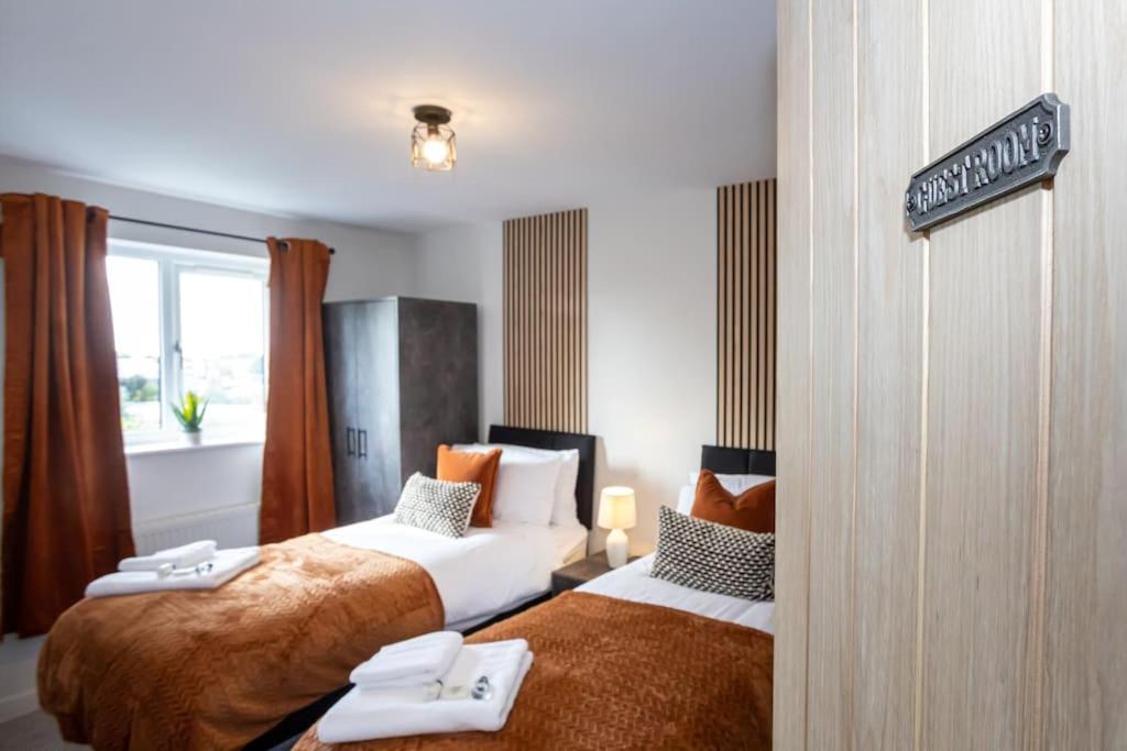 Railway House - Central Warrington - Sleeps 6, photo 19