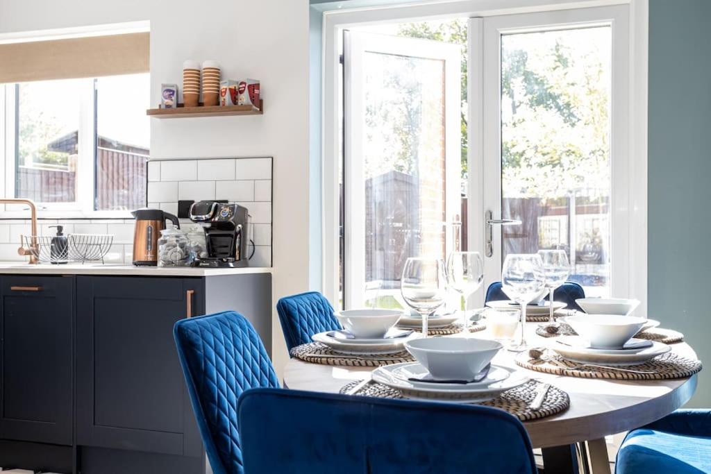 Railway House - Central Warrington - Sleeps 6, photo 18