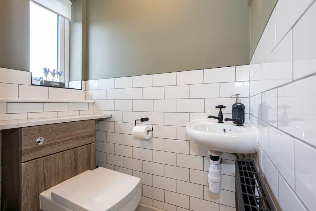 Railway House - Central Warrington - Sleeps 6, photo 14
