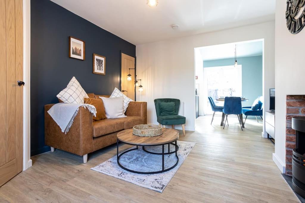 Railway House - Central Warrington - Sleeps 6, photo 3