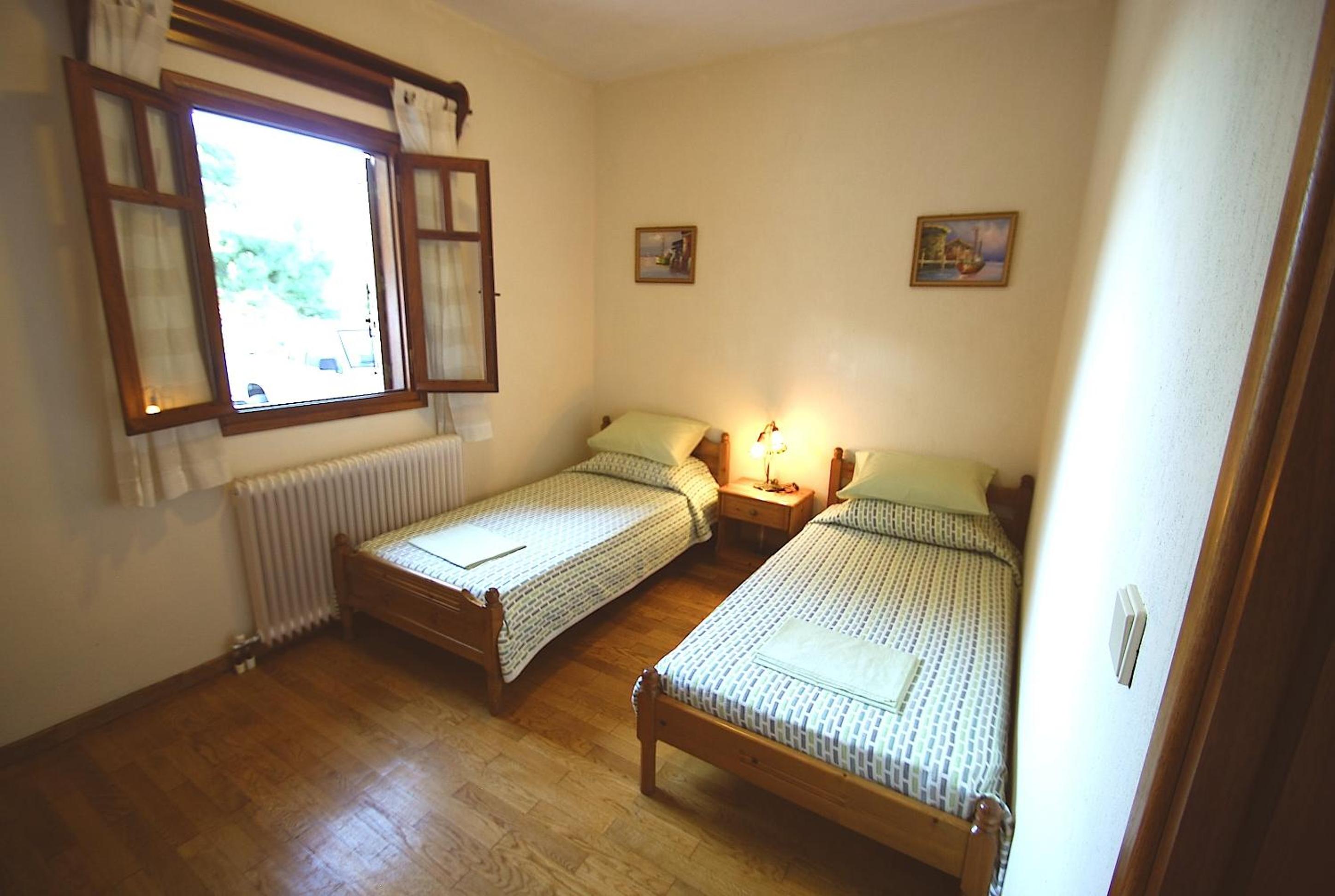 Leni Villa