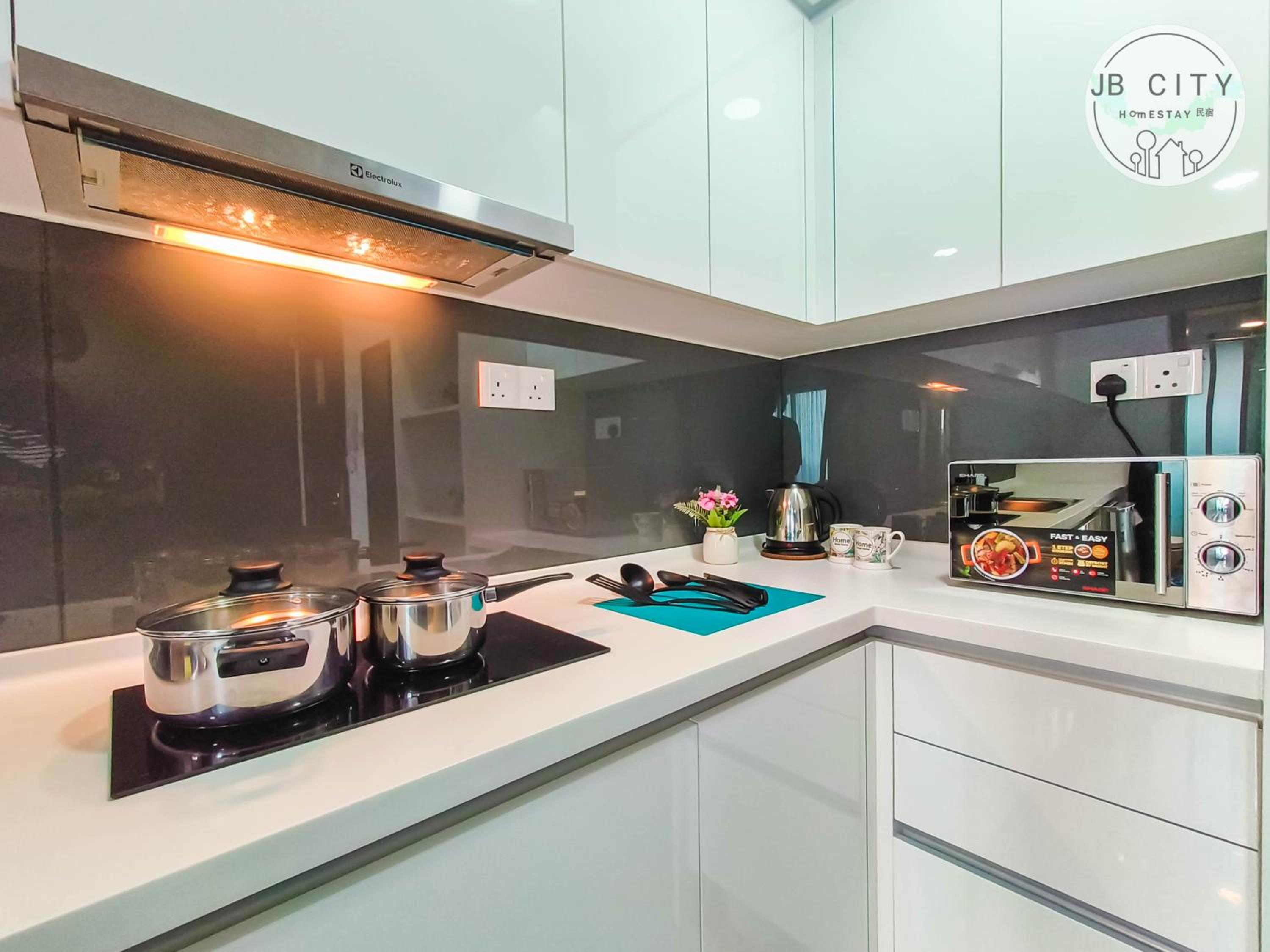 Almas Suites by RR JBcity photo 4
