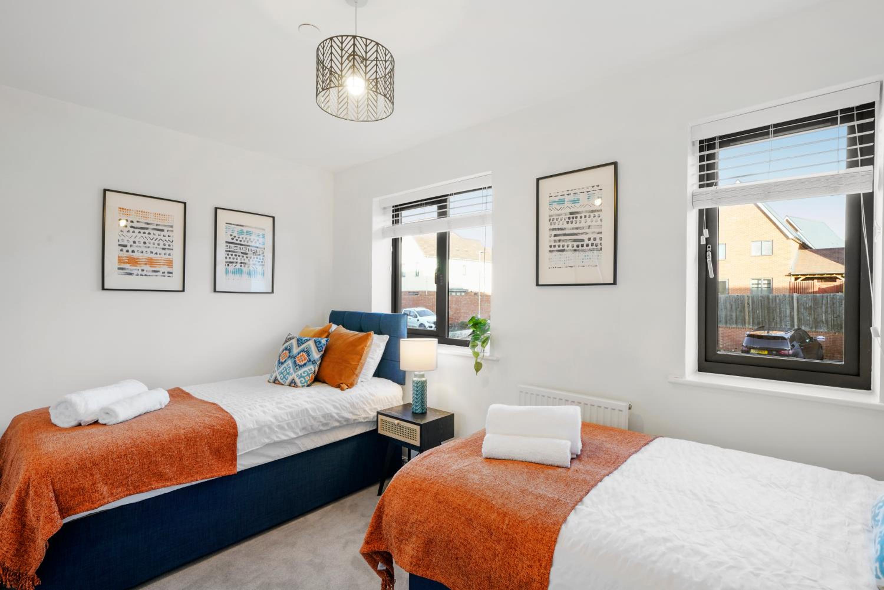 Townhouse in Ebbsfleet sleeps 9 with free parking view 2