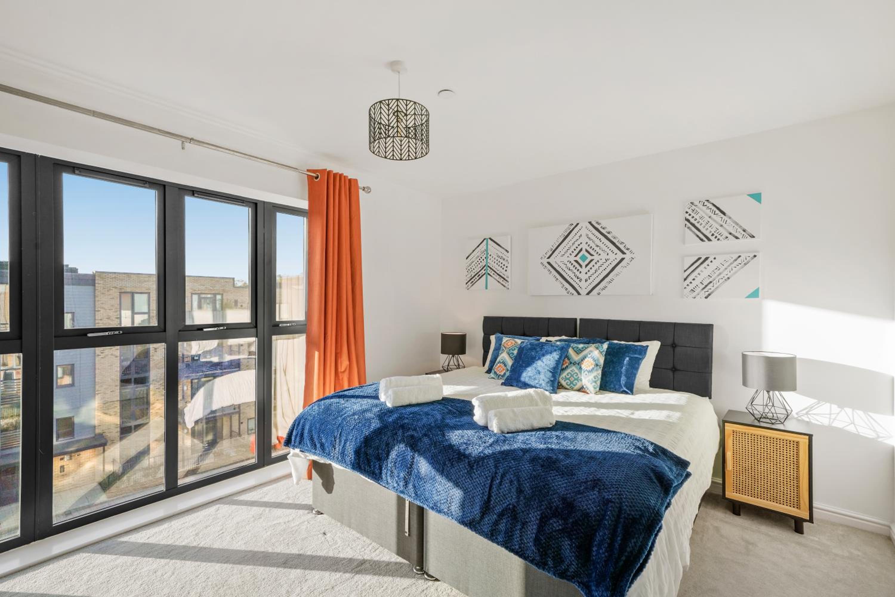 Townhouse in Ebbsfleet sleeps 9 with free parking view 4