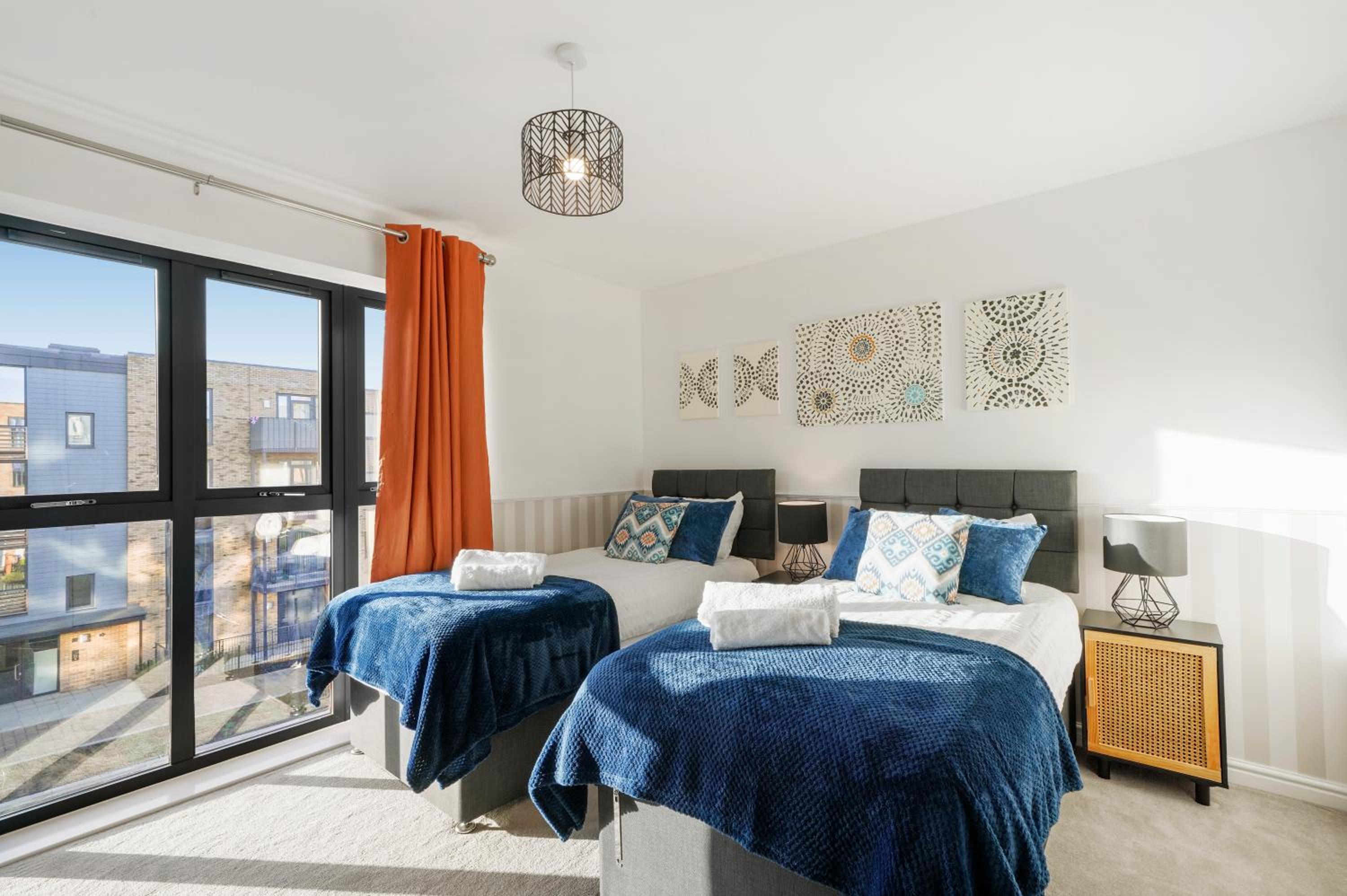 Townhouse in Ebbsfleet sleeps 9 with free parking view 5