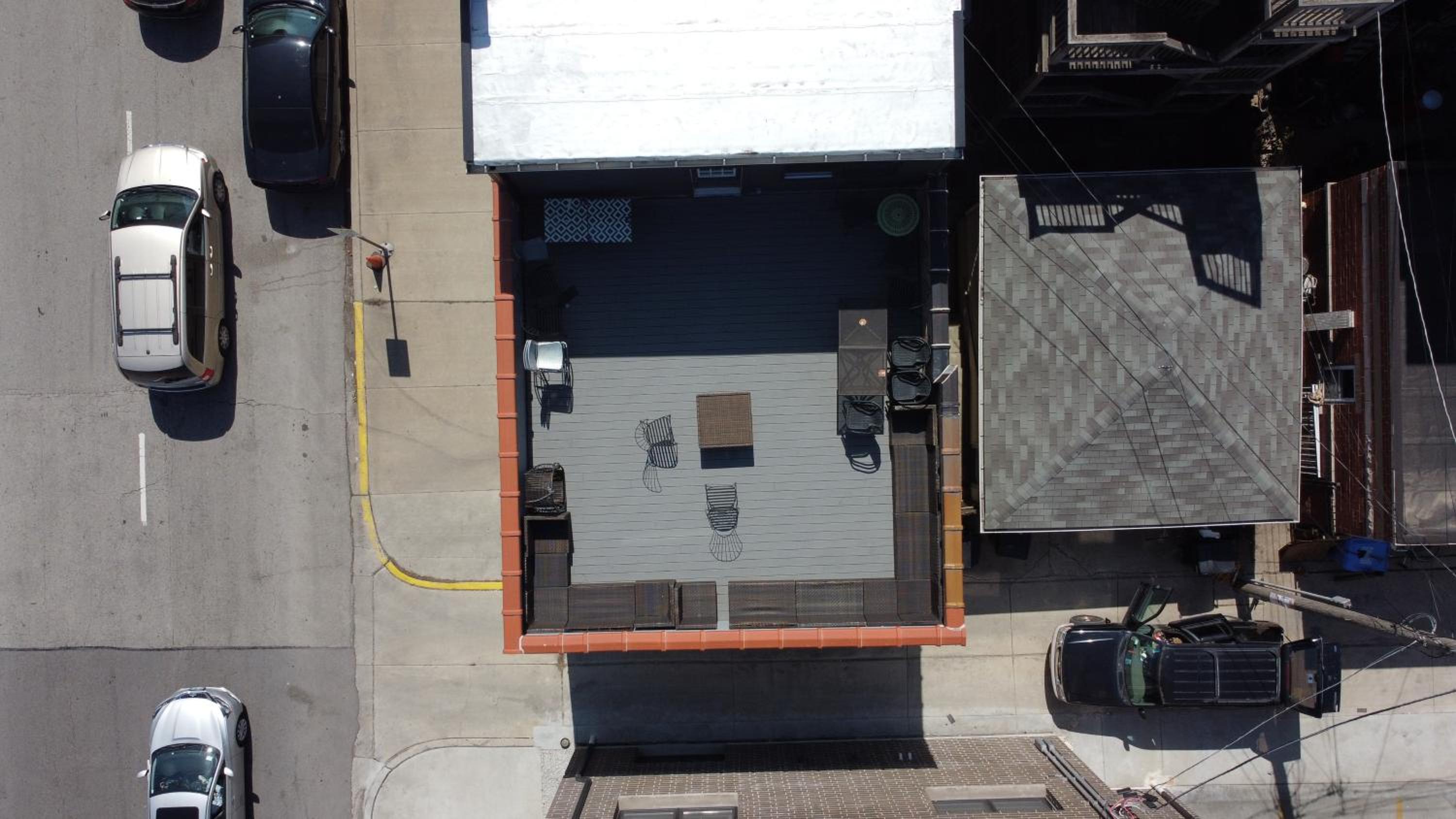 PET FRIENDLY and Room for 7! Large Common Areas to Converse and Connect apts — Chicago