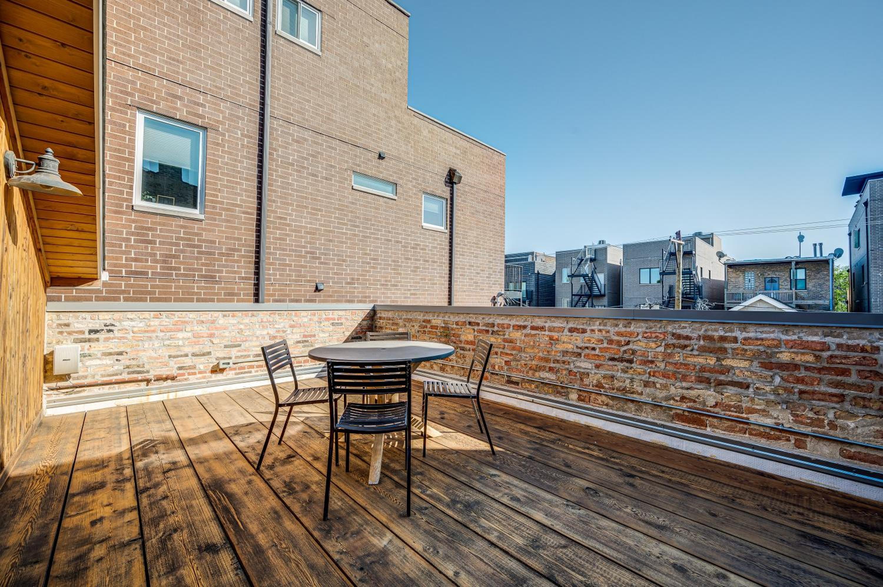 Top Floor in the Heart of West Town! Perfect for Any Group and PET FRIENDLY! apts — Chicago