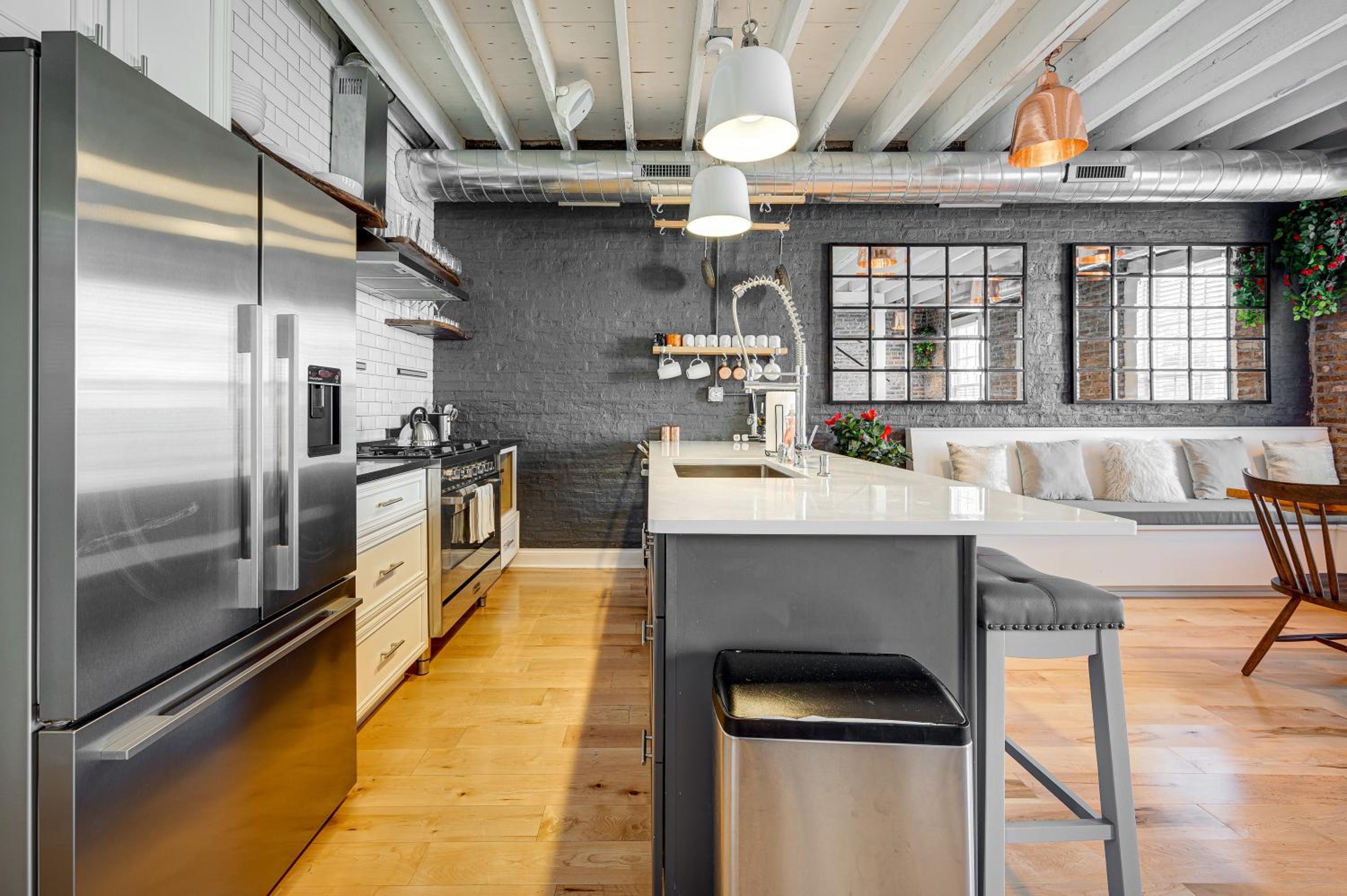 Top Floor in the Heart of West Town! Perfect for Any Group and PET FRIENDLY! apts photo 4