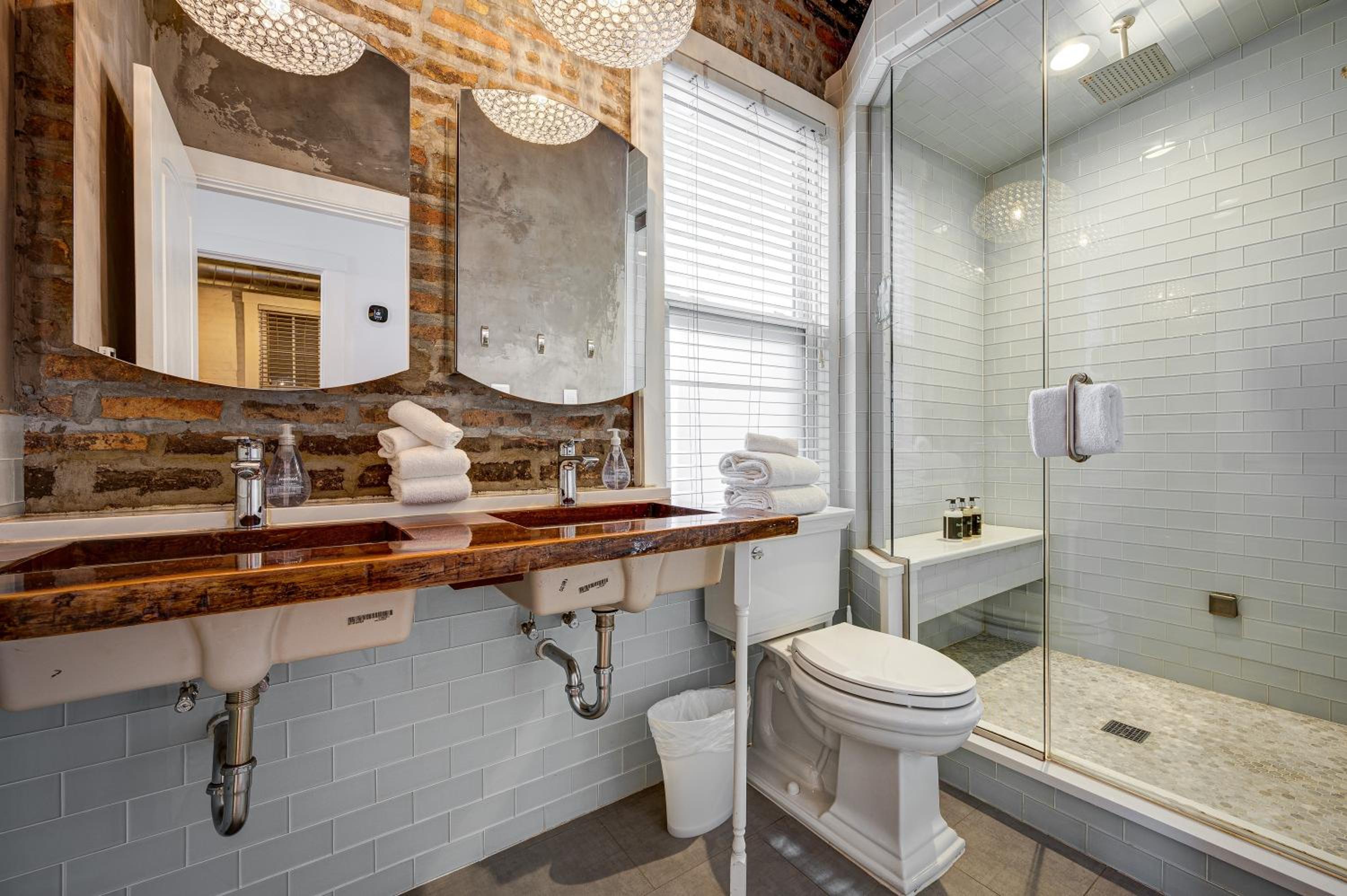 Top Floor in the Heart of West Town! Perfect for Any Group and PET FRIENDLY! apts photo 2