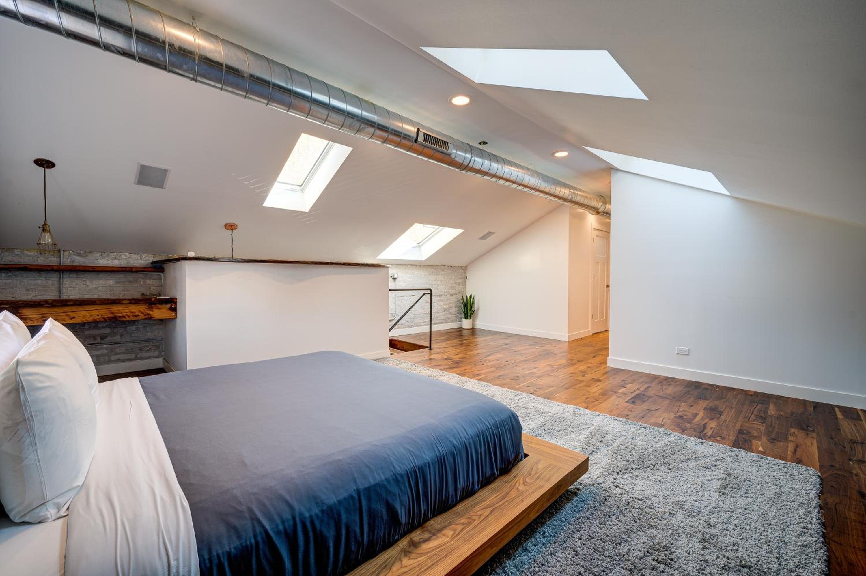 Top Floor in the Heart of West Town! Perfect for Any Group and PET FRIENDLY! apts photo 3