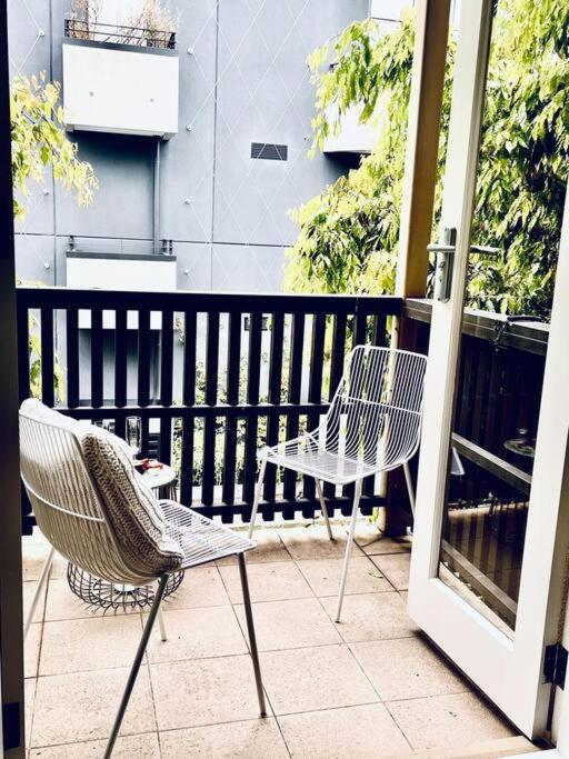 Two bedroom South Melbourne Apartment on Montague