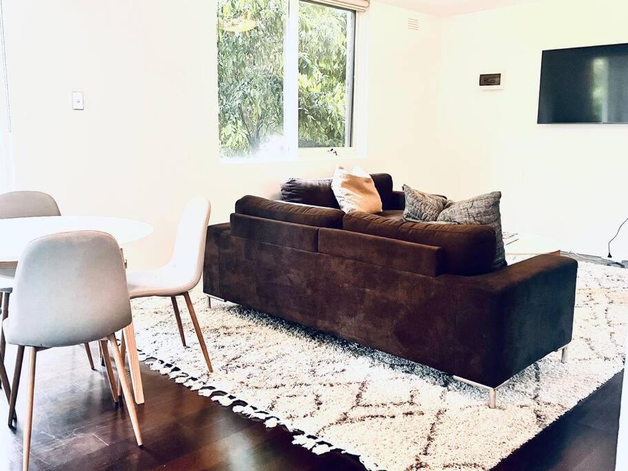 Two bedroom South Melbourne Apartment on Montague