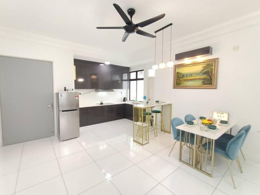 B2013The Platino Netflix 3Br Paradigm Mall By STAY