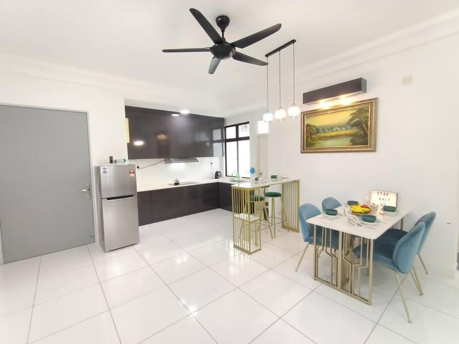 B2013The Platino Netflix 3Br Paradigm Mall By STAY