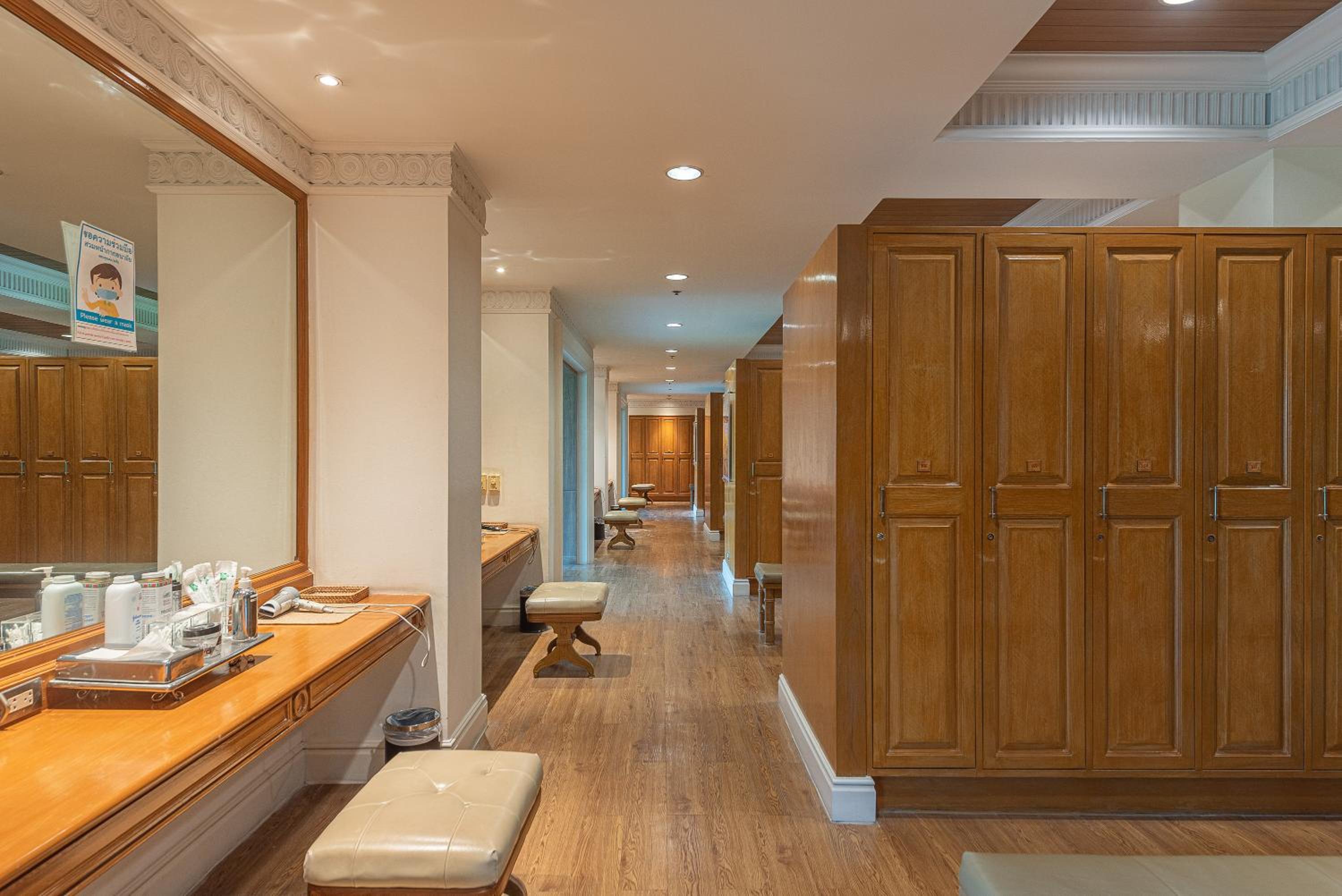 Summit Windmill Golf Suite Hotel at Suvarnabhumi