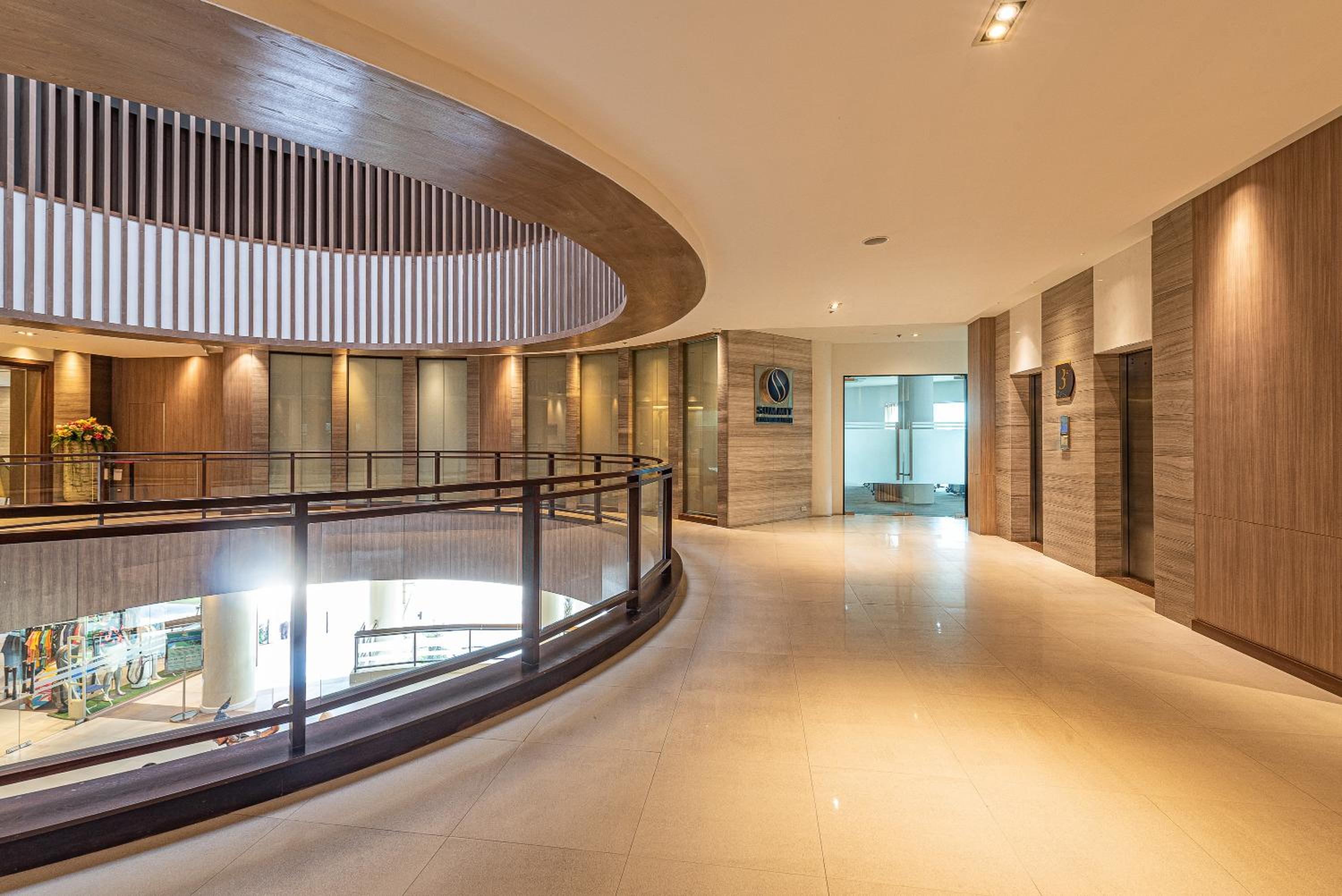 Summit Windmill Golf Suite Hotel at Suvarnabhumi