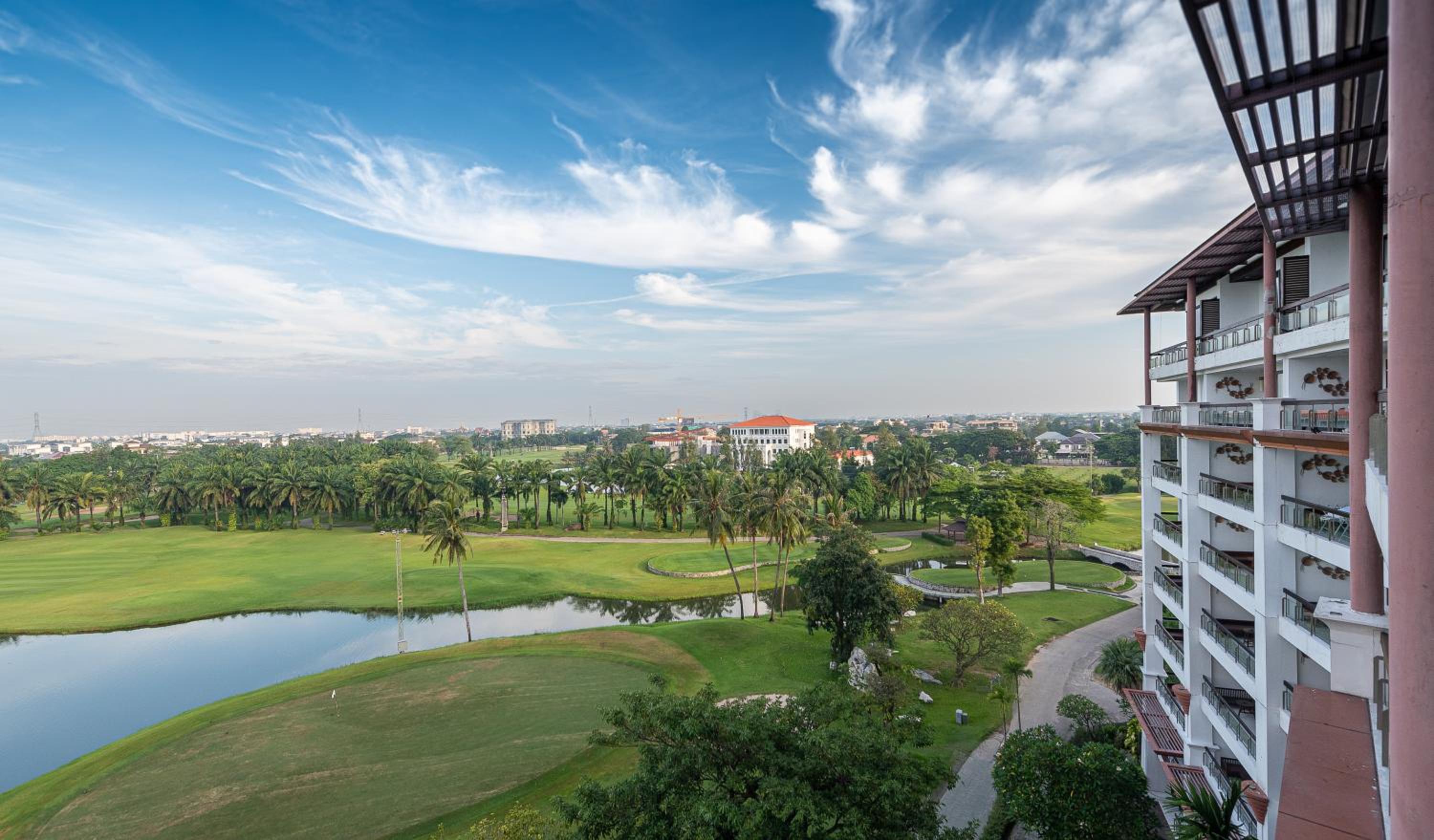 Summit Windmill Golf Suite Hotel at Suvarnabhumi