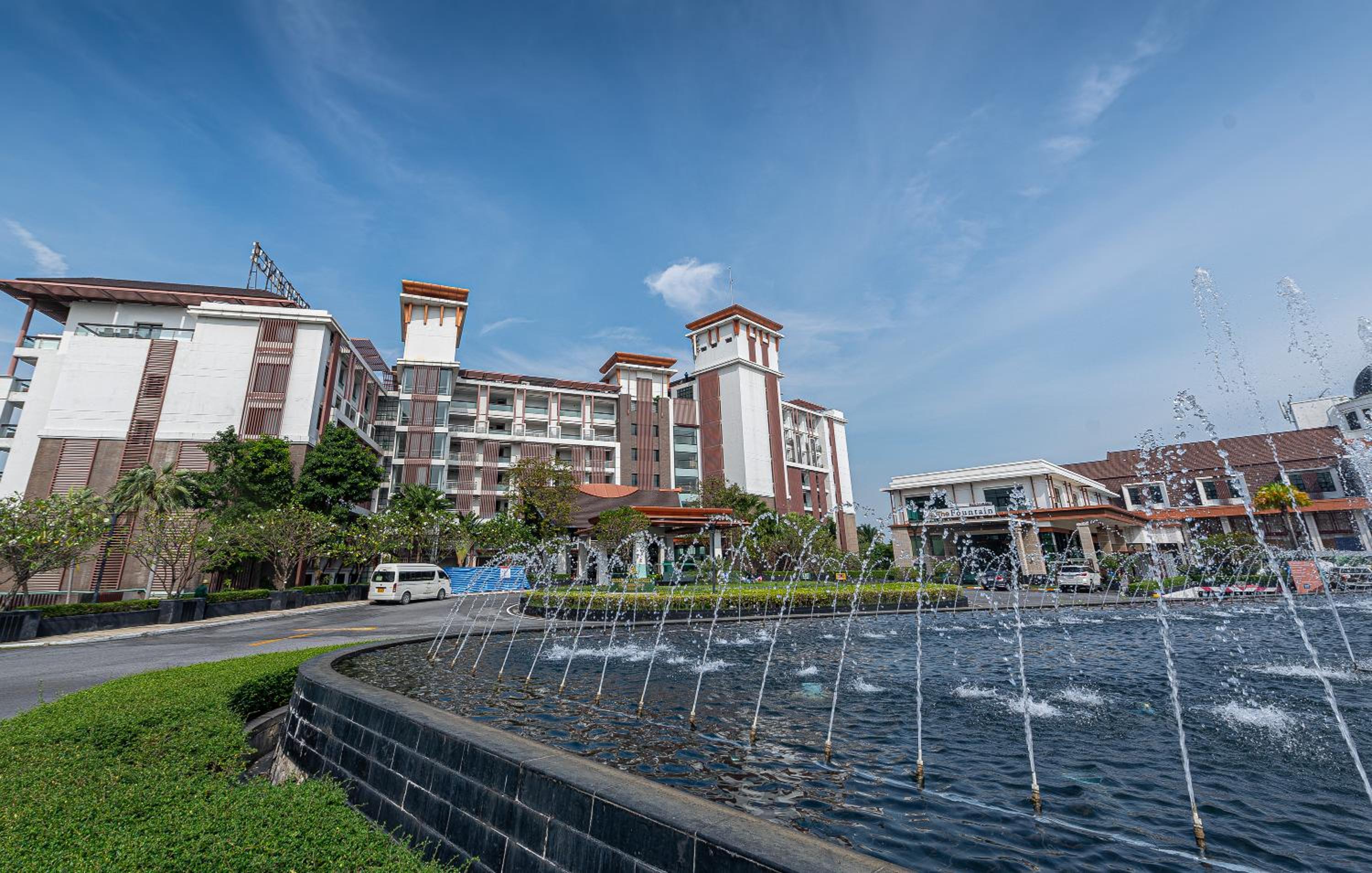 Summit Windmill Golf Suite Hotel at Suvarnabhumi