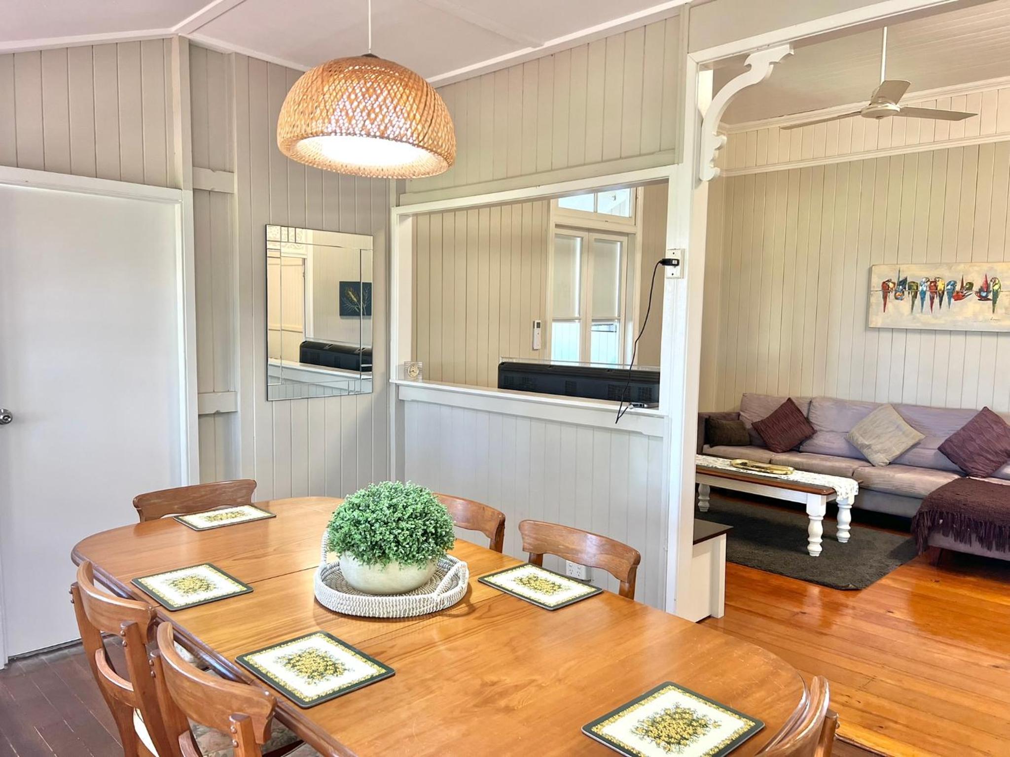 Childers Charmer with Aircon, WIFI & modern luxuries