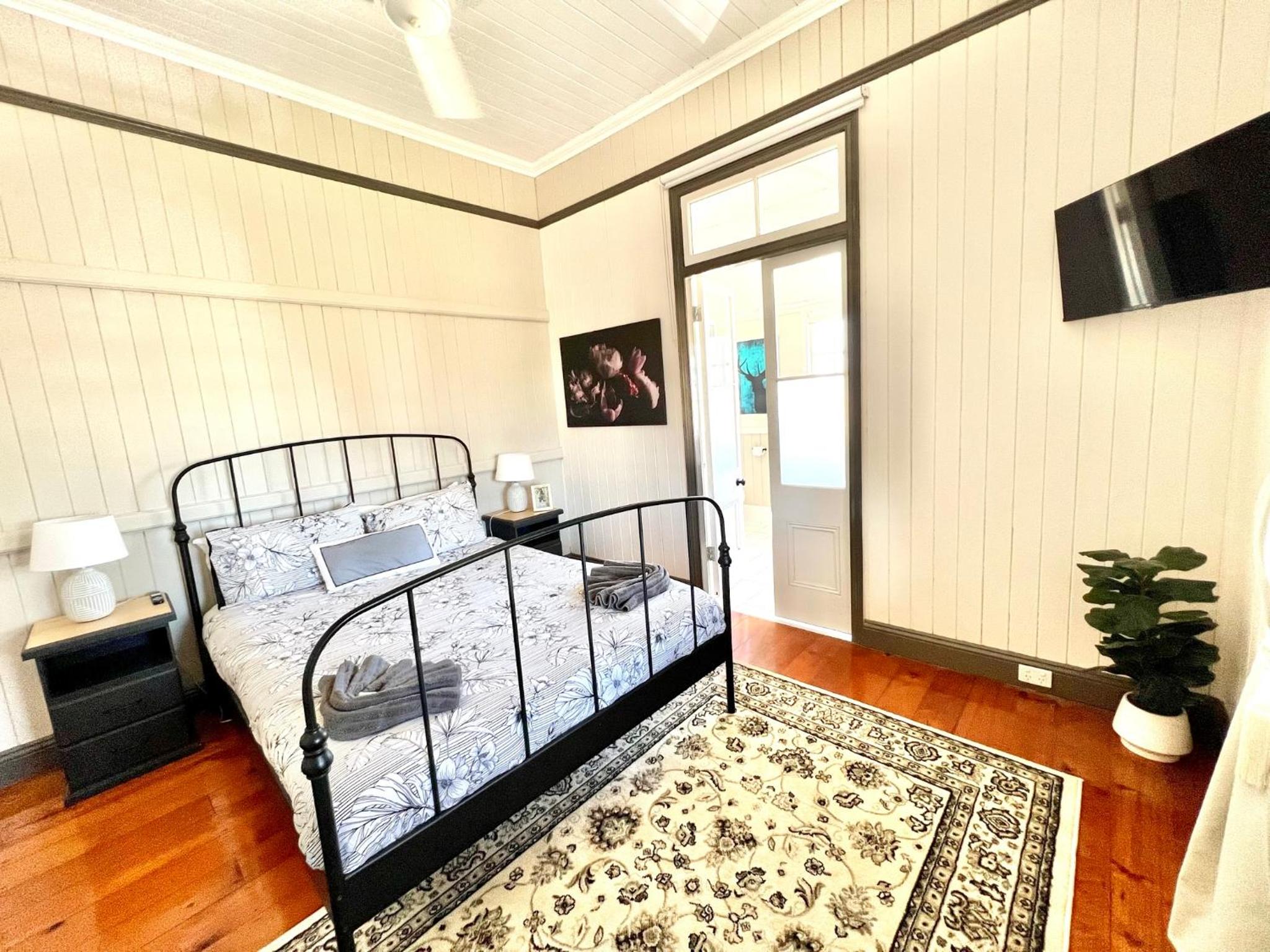 Childers Charmer with Aircon, WIFI & modern luxuries