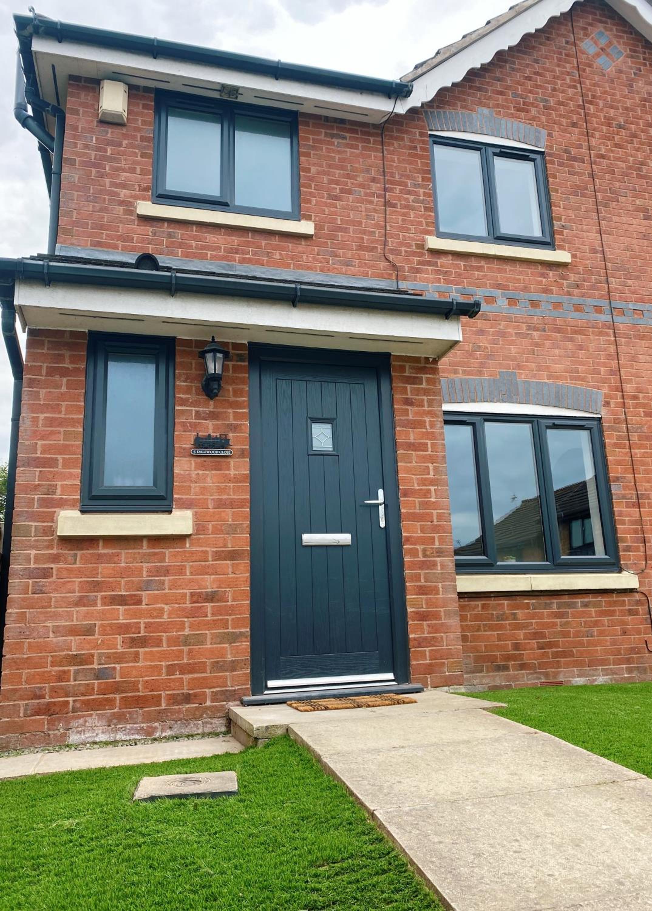 Railway House - Central Warrington - Sleeps 6
