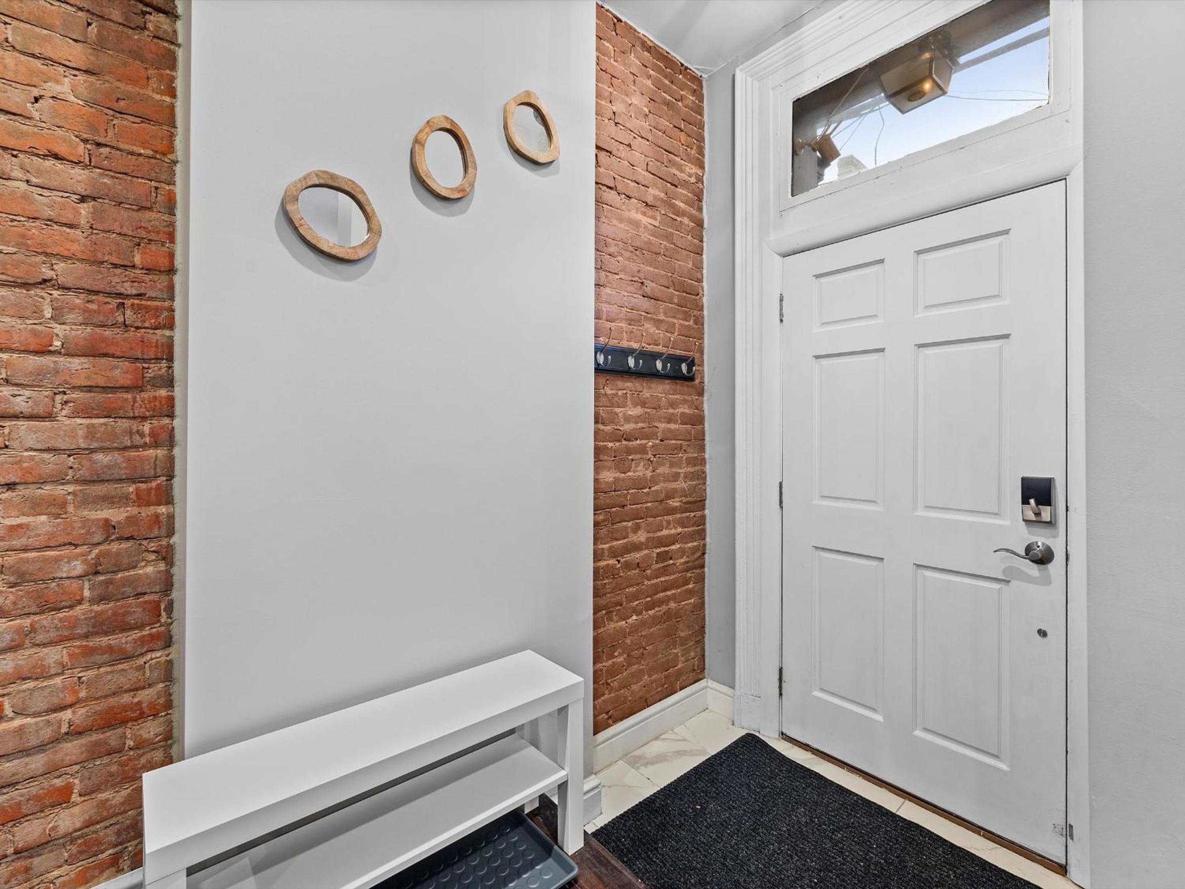 Stylish 4 Bedroom Loft Home, North Shore, City Skyline View Close to NHL, NFL view 2