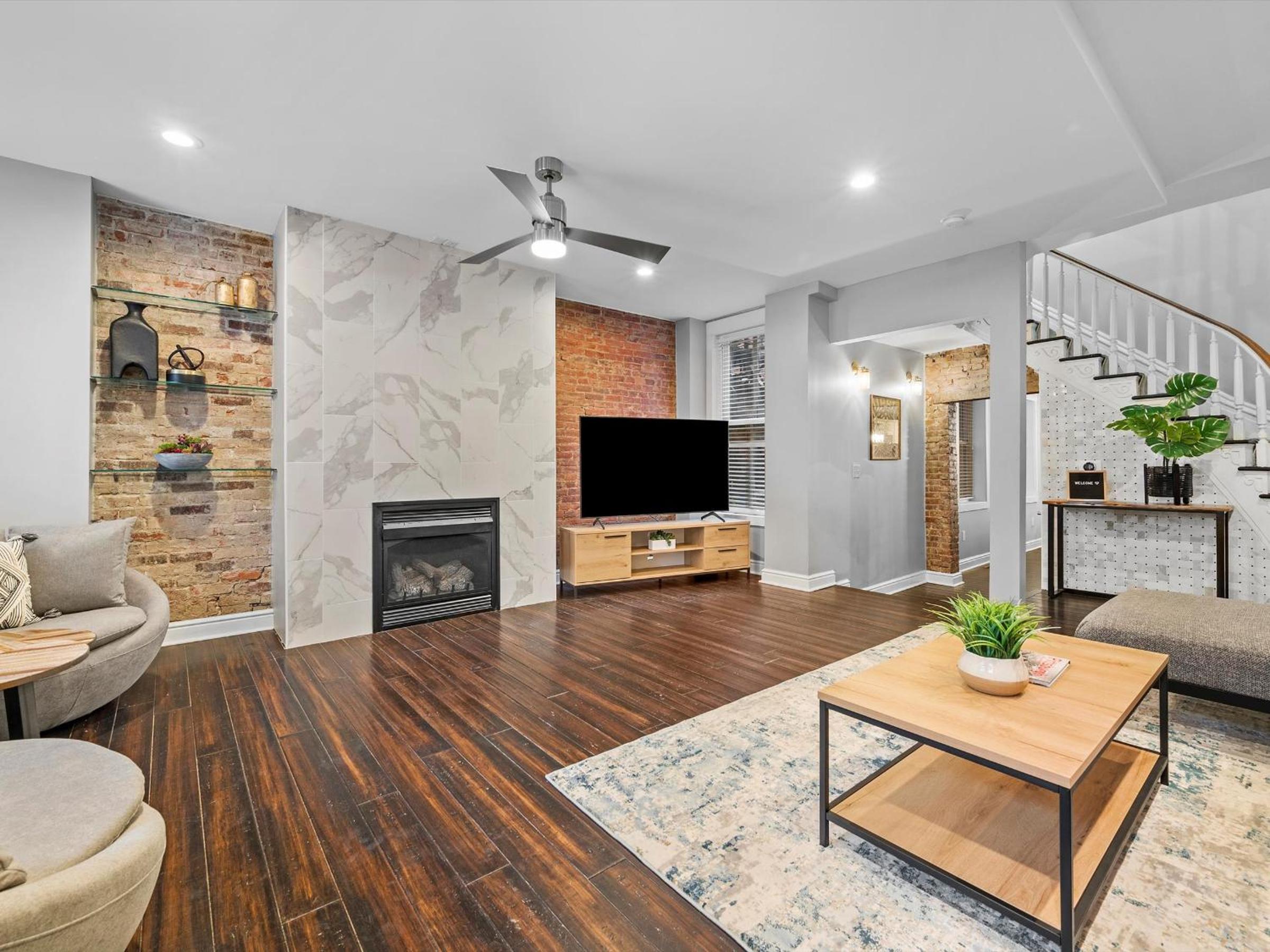 Stylish 4 Bedroom Loft Home, North Shore, City Skyline View Close to NHL, NFL view 4