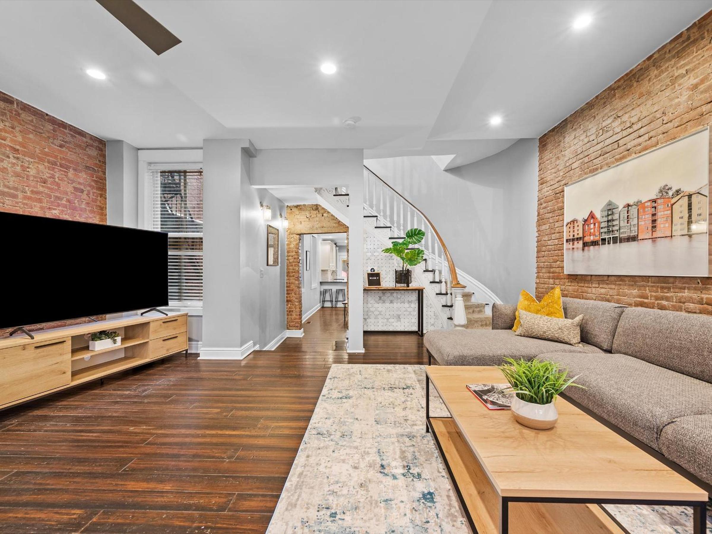 Stylish 4 Bedroom Loft Home, North Shore, City Skyline View Close to NHL, NFL view 3
