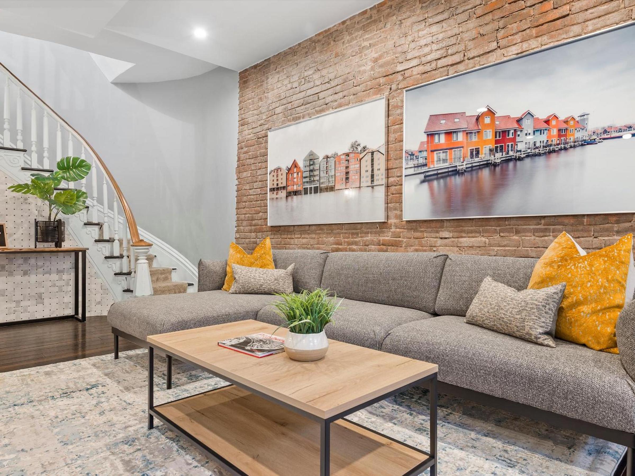 Stylish 4 Bedroom Loft Home, North Shore, City Skyline View Close to NHL, NFL view 5