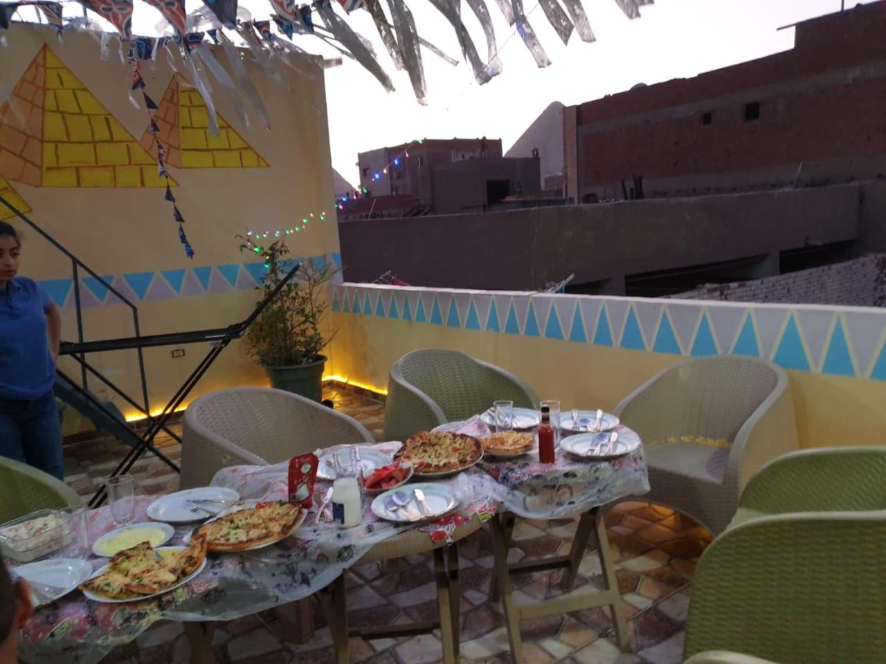 Jana Pyramids view inn